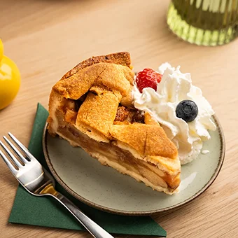 Appeltaart met slagroom lekker bij je espresso of cappuccino bij Kimi's Aalsmeer