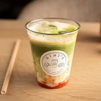 Iced Strawberry Matcha drink je bij Kimi's Aalsmeer
